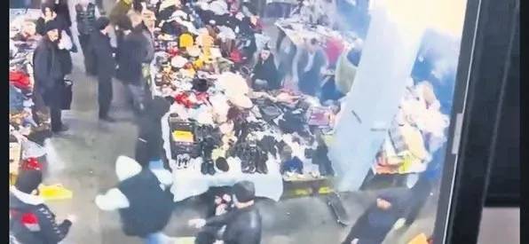 Kadıköy bit pazarında dehşet anları: İtalyan gence 'çok yakışıklısın' deyip bıçakladılar! 3