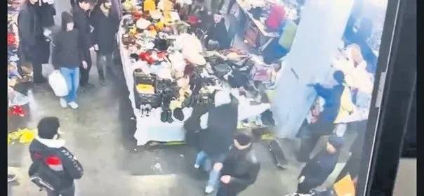 Kadıköy bit pazarında dehşet anları: İtalyan gence 'çok yakışıklısın' deyip bıçakladılar! 10