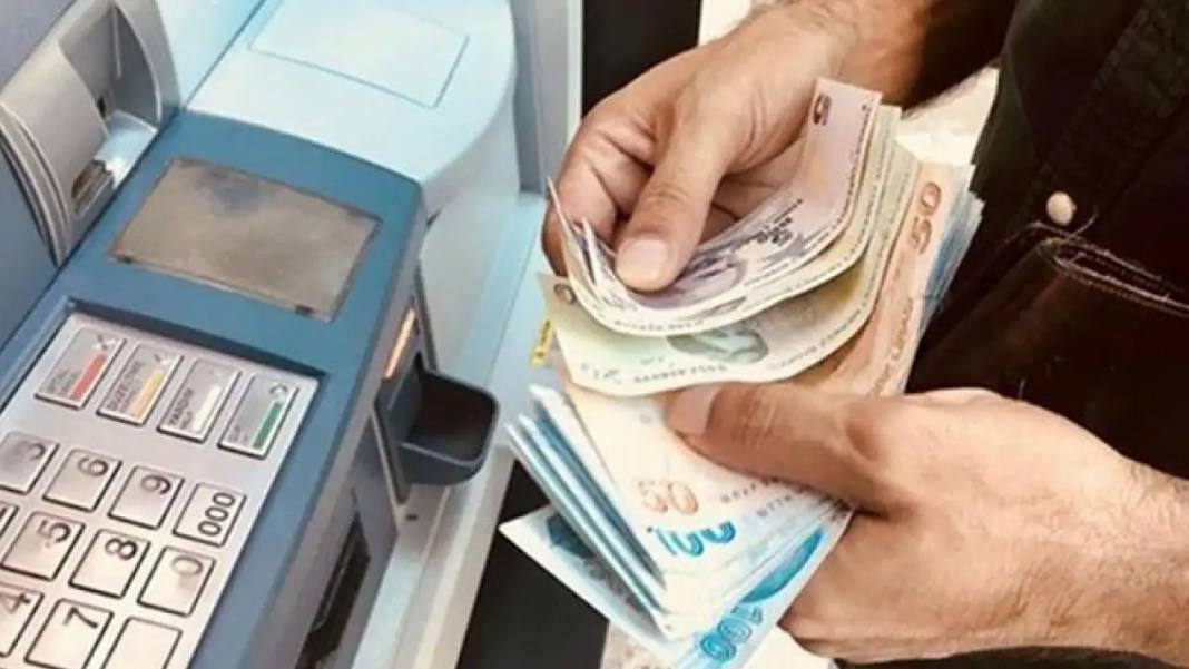 Milyonlarca emekli merakla bekliyor! Uzman isim net rakam verdi! 2025 yılı Bayram ikramiyesi ne kadar olacak 8