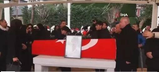 Ferdi Tayfur'un cenazesinde birbirlerine girdiler! Necla Nazırdan açıklama: İnsanlar yaşadığımız şeyin iç yüzünü bilmiyorlar 6