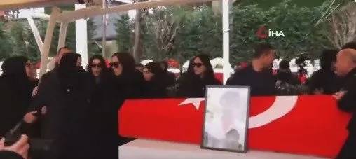 Ferdi Tayfur'un cenazesinde birbirlerine girdiler! Necla Nazırdan açıklama: İnsanlar yaşadığımız şeyin iç yüzünü bilmiyorlar 8