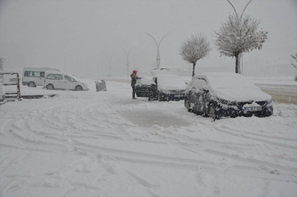 Kar Doğu'yu fena vurdu, araçlar yollarda kaldı! Van, Bitlis ve Muş'ta yollar kapandı: 293 yerleşim birimine ulaşım sağlanamıyor! 1