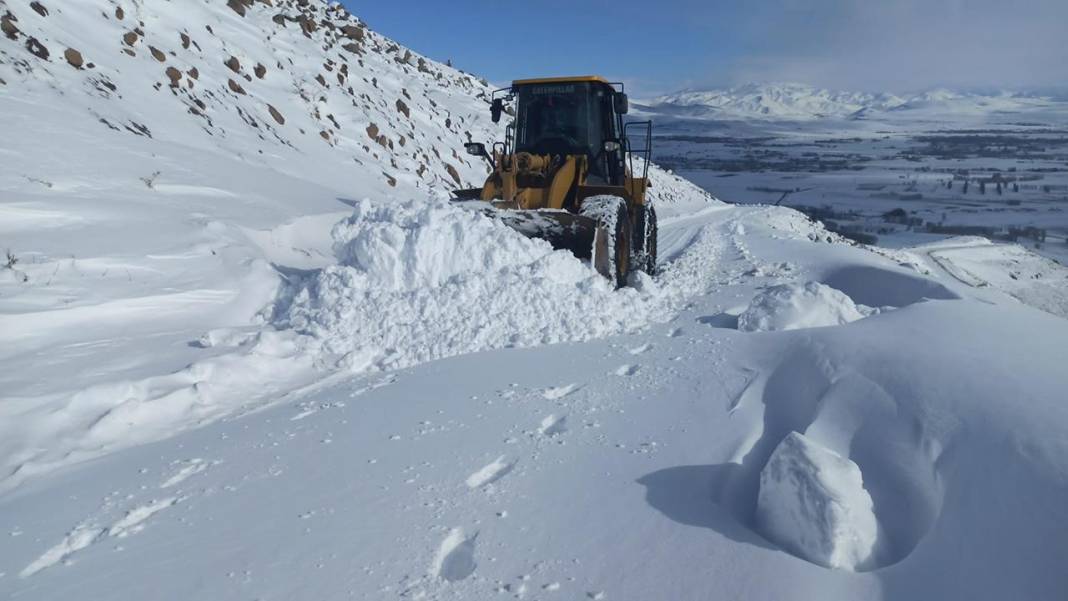 Kar Doğu'yu fena vurdu, araçlar yollarda kaldı! Van, Bitlis ve Muş'ta yollar kapandı: 293 yerleşim birimine ulaşım sağlanamıyor! 2