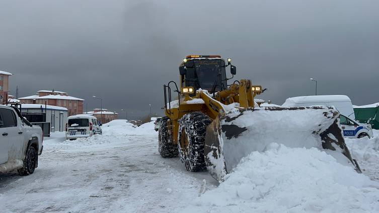 Kar Doğu'yu fena vurdu, araçlar yollarda kaldı! Van, Bitlis ve Muş'ta yollar kapandı: 293 yerleşim birimine ulaşım sağlanamıyor! 9