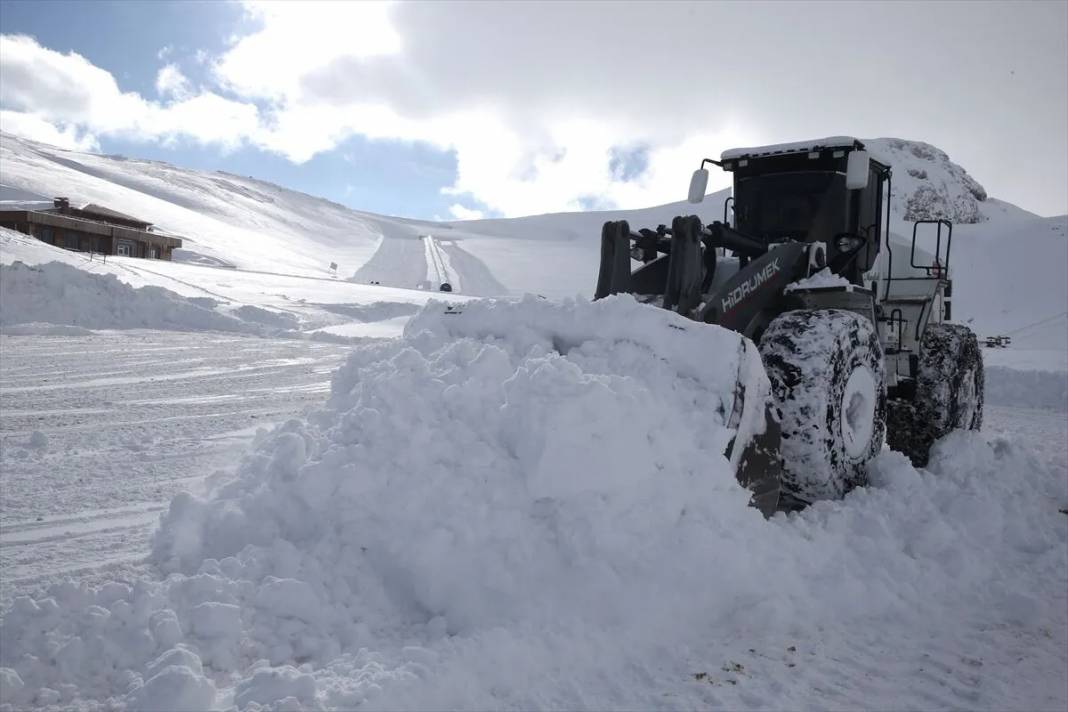 Kar Doğu'yu fena vurdu, araçlar yollarda kaldı! Van, Bitlis ve Muş'ta yollar kapandı: 293 yerleşim birimine ulaşım sağlanamıyor! 6