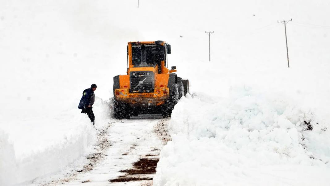 Kar Doğu'yu fena vurdu, araçlar yollarda kaldı! Van, Bitlis ve Muş'ta yollar kapandı: 293 yerleşim birimine ulaşım sağlanamıyor! 4