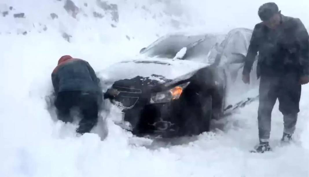 Kar Doğu'yu fena vurdu, araçlar yollarda kaldı! Van, Bitlis ve Muş'ta yollar kapandı: 293 yerleşim birimine ulaşım sağlanamıyor! 11