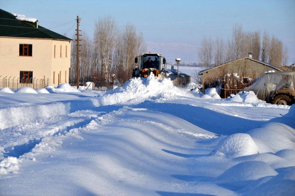 Kar Doğu'yu fena vurdu, araçlar yollarda kaldı! Van, Bitlis ve Muş'ta yollar kapandı: 293 yerleşim birimine ulaşım sağlanamıyor! 7