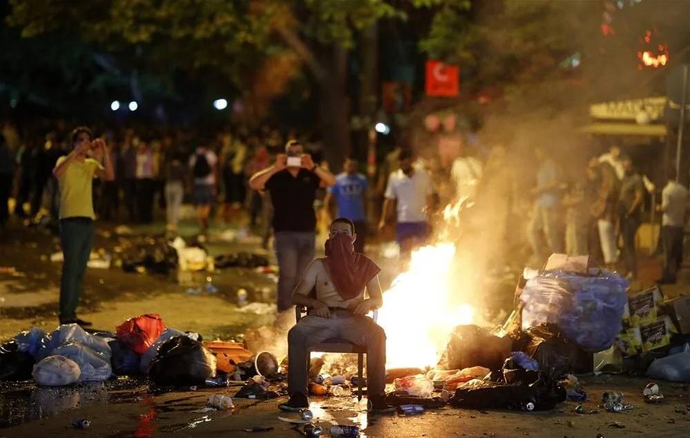 Ayşe Barım'ın dosyası kabarıyor: 'Gezici' menajerin oyuncuları Halit Ergenç ve Dolunay Soysert ifadeye çağrıldı! 5