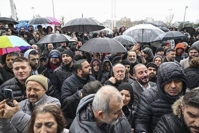 Ferdi Tayfur, göz yaşlarının sel olduğu binlerce sevenin katıldığı cenaze töreniyle son yolculuğuna uğurlandı 10