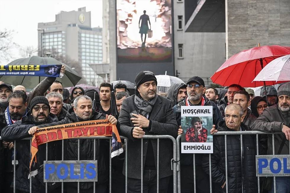 Ferdi Tayfur, göz yaşlarının sel olduğu binlerce sevenin katıldığı cenaze töreniyle son yolculuğuna uğurlandı 11