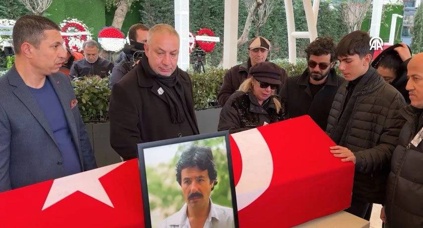 Ferdi Tayfur, göz yaşlarının sel olduğu binlerce sevenin katıldığı cenaze töreniyle son yolculuğuna uğurlandı 12