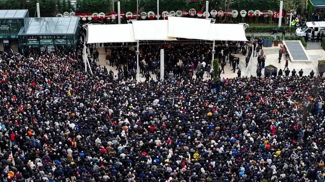 Ferdi Tayfur, göz yaşlarının sel olduğu binlerce sevenin katıldığı cenaze töreniyle son yolculuğuna uğurlandı 13