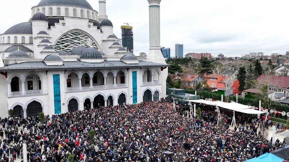 Ferdi Tayfur, göz yaşlarının sel olduğu binlerce sevenin katıldığı cenaze töreniyle son yolculuğuna uğurlandı 14