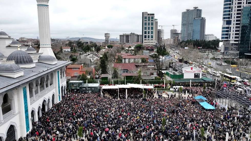 Ferdi Tayfur, göz yaşlarının sel olduğu binlerce sevenin katıldığı cenaze töreniyle son yolculuğuna uğurlandı 15