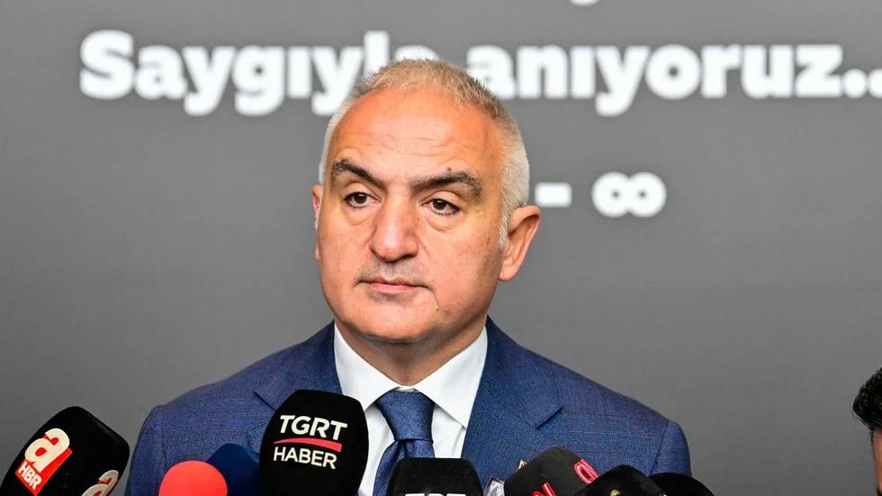 Ferdi Tayfur, göz yaşlarının sel olduğu binlerce sevenin katıldığı cenaze töreniyle son yolculuğuna uğurlandı 3