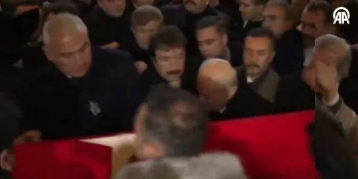 Devlet bahçeliden Ferdi Tayfur'a veda! En önde saf tuttu tabutuna omuz verdi 4