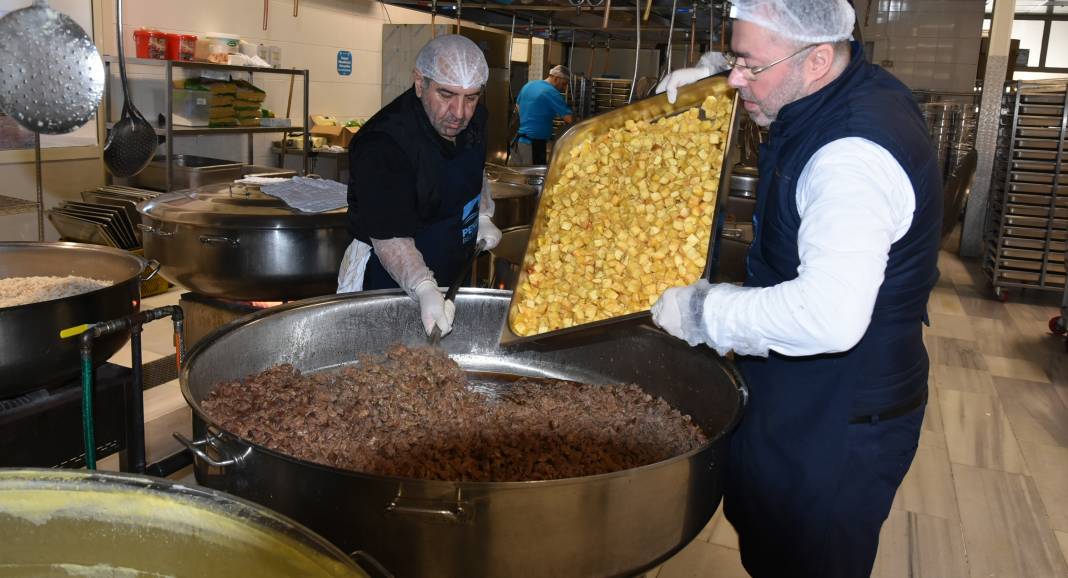 Pendik Belediyesi iftar sofralarında günlük 12 bin kişiye yemek dağıtıyor 5