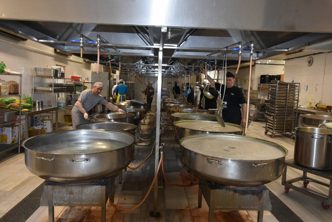 Pendik Belediyesi iftar sofralarında günlük 12 bin kişiye yemek dağıtıyor 1