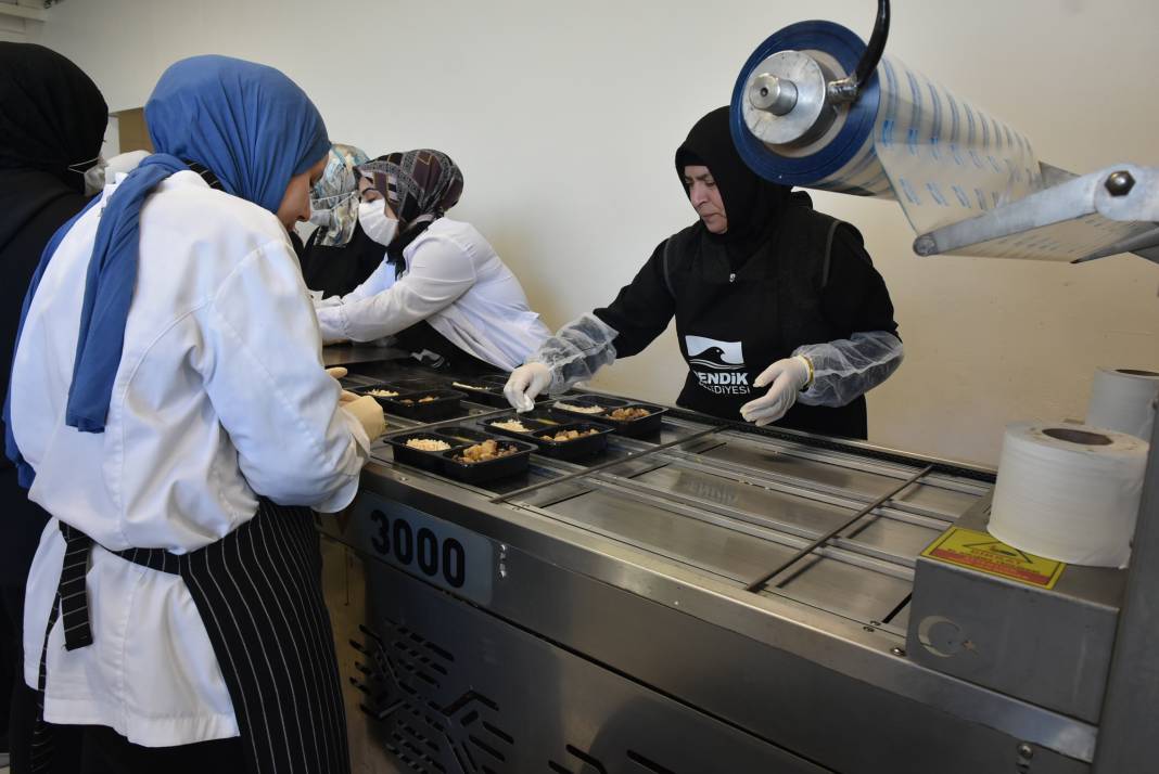 Pendik Belediyesi iftar sofralarında günlük 12 bin kişiye yemek dağıtıyor 3