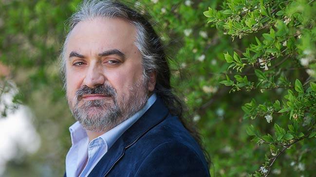 Ünlü sanatçı Volkan Konak, sahnede şarkı söylerken kalp krizi geçirerek 58 yaşında hayatını kaybetti 11