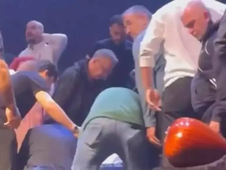 Ünlü sanatçı Volkan Konak, sahnede şarkı söylerken kalp krizi geçirerek 58 yaşında hayatını kaybetti 1