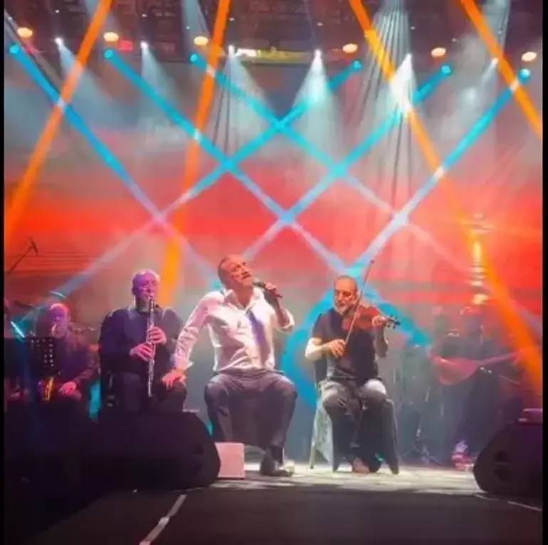 Ünlü sanatçı Volkan Konak, sahnede şarkı söylerken kalp krizi geçirerek 58 yaşında hayatını kaybetti 3