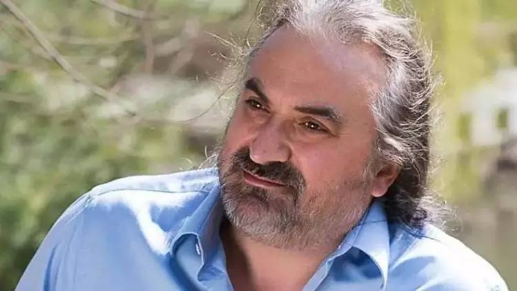 Ünlü sanatçı Volkan Konak, sahnede şarkı söylerken kalp krizi geçirerek 58 yaşında hayatını kaybetti 4