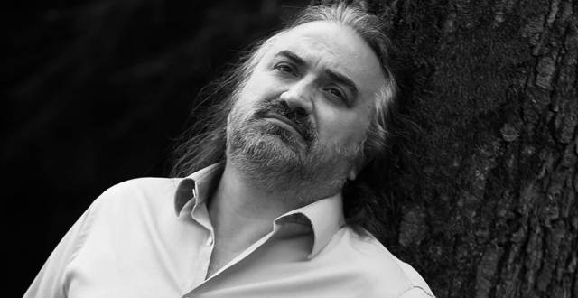 Ünlü sanatçı Volkan Konak, sahnede şarkı söylerken kalp krizi geçirerek 58 yaşında hayatını kaybetti 9