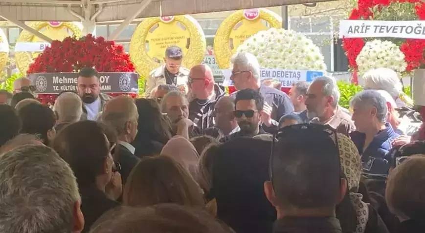 Tarkan gözyaşlarını tutamadı: Annesinin cenazesini taşıyan o araçta duygusal anlar... 5