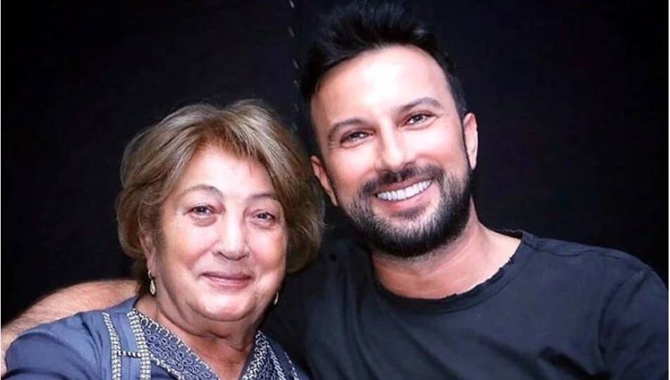 Tarkan gözyaşlarını tutamadı: Annesinin cenazesini taşıyan o araçta duygusal anlar... 6