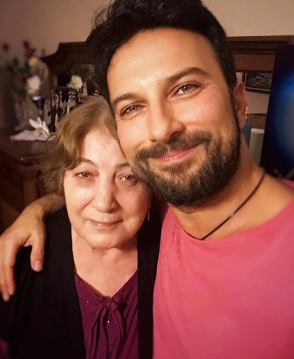 Tarkan gözyaşlarını tutamadı: Annesinin cenazesini taşıyan o araçta duygusal anlar... 10