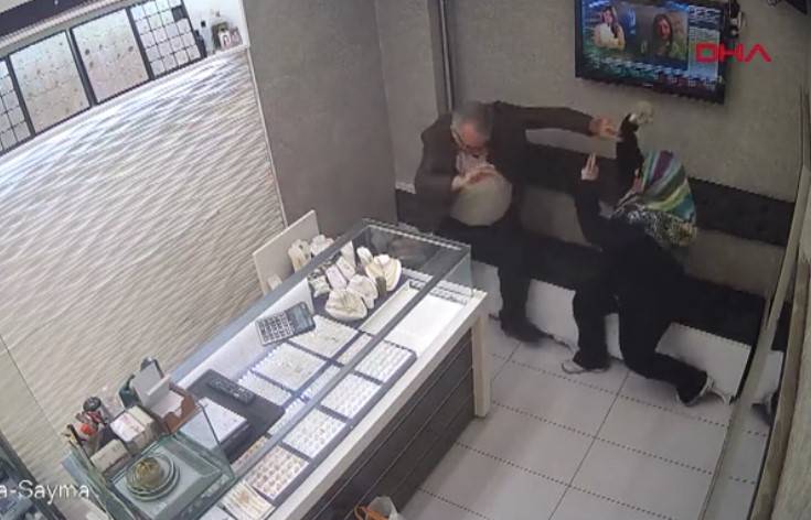 Kaldırım taşı ve biber gazıyla, kuyumcu soymaya kalkan yaşlı kadın olarak tanınmıştı: O, kadının ifadesi ve gerçek ortaya çıktı! 6