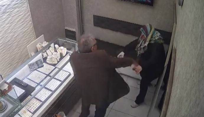 Kaldırım taşı ve biber gazıyla, kuyumcu soymaya kalkan yaşlı kadın olarak tanınmıştı: O, kadının ifadesi ve gerçek ortaya çıktı! 8