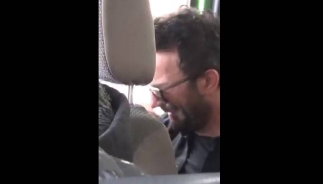 Tarkan gözyaşlarını tutamadı: Annesinin cenazesini taşıyan o araçta duygusal anlar... 9
