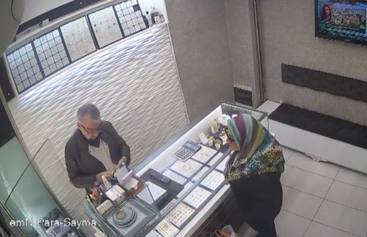 Kaldırım taşı ve biber gazıyla, kuyumcu soymaya kalkan yaşlı kadın olarak tanınmıştı: O, kadının ifadesi ve gerçek ortaya çıktı! 2