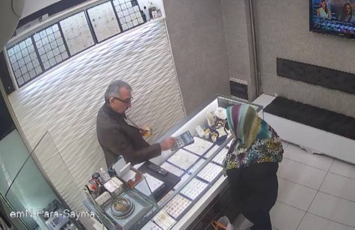 Kaldırım taşı ve biber gazıyla, kuyumcu soymaya kalkan yaşlı kadın olarak tanınmıştı: O, kadının ifadesi ve gerçek ortaya çıktı! 3