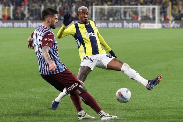 Fenerbahçe'nin 4-1 Trabzonspor galibiyet sonrası spor yazarlarından çarpıcı yorumlar: Bu yangını kim söndürecek? 9