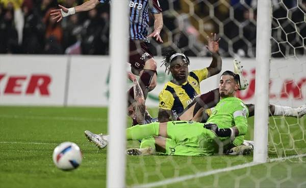 Fenerbahçe'nin 4-1 Trabzonspor galibiyet sonrası spor yazarlarından çarpıcı yorumlar: Bu yangını kim söndürecek? 13