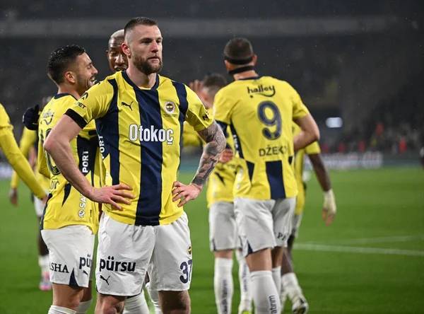 Fenerbahçe'nin 4-1 Trabzonspor galibiyet sonrası spor yazarlarından çarpıcı yorumlar: Bu yangını kim söndürecek? 3