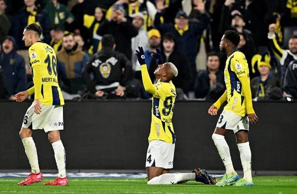 Fenerbahçe'nin 4-1 Trabzonspor galibiyet sonrası spor yazarlarından çarpıcı yorumlar: Bu yangını kim söndürecek? 4