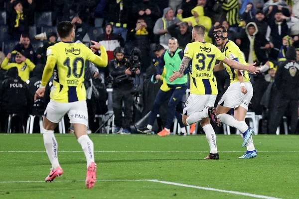 Fenerbahçe'nin 4-1 Trabzonspor galibiyet sonrası spor yazarlarından çarpıcı yorumlar: Bu yangını kim söndürecek? 7