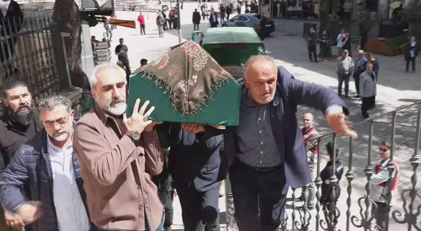 Tarkan gözyaşlarını tutamadı: Annesinin cenazesini taşıyan o araçta duygusal anlar... 4