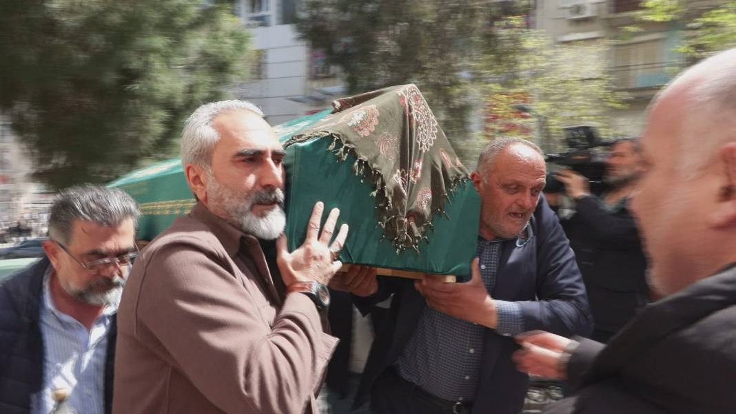 Tarkan gözyaşlarını tutamadı: Annesinin cenazesini taşıyan o araçta duygusal anlar... 3
