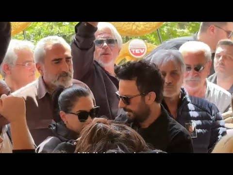 Tarkan gözyaşlarını tutamadı: Annesinin cenazesini taşıyan o araçta duygusal anlar... 7