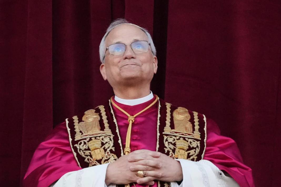 Dünya yeni papayı merak ediyordu: Beyaz duman yükseldi, yeni papa Robert Prevost! 3