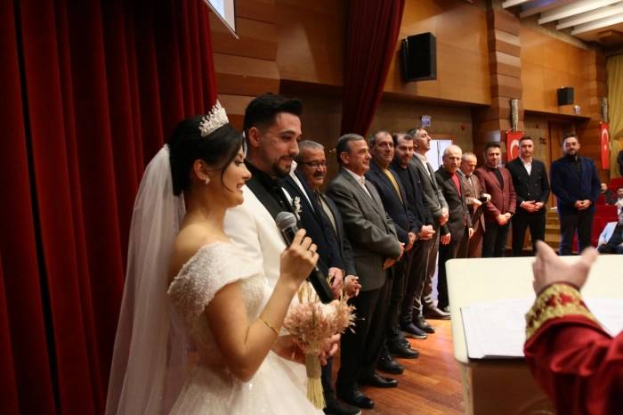 Akyüz ailesinin mutlu günü! Gazeteci Saki Akyüz’ün oğlu Taha Akyüz ve Elif Tüzek ile mutluluğa imza attı 10