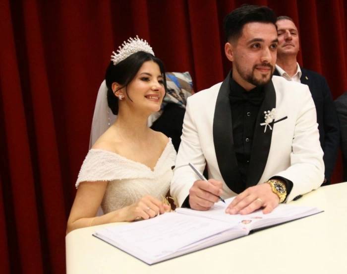 Akyüz ailesinin mutlu günü! Gazeteci Saki Akyüz’ün oğlu Taha Akyüz ve Elif Tüzek ile mutluluğa imza attı 1