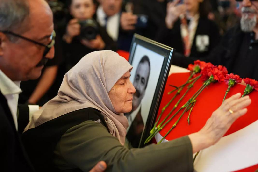 Sırrı Süreyya Önder'e veda! Yoğun katılım töreniyle ebediyete uğurlandı 13