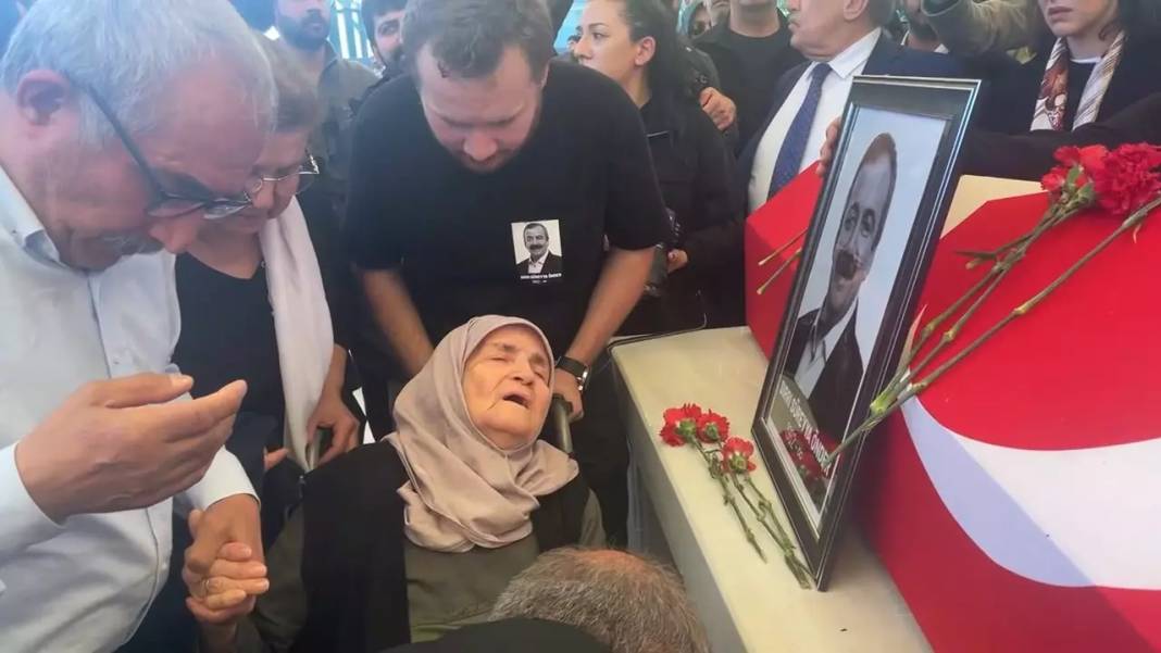 Sırrı Süreyya Önder'e veda! Yoğun katılım töreniyle ebediyete uğurlandı 14